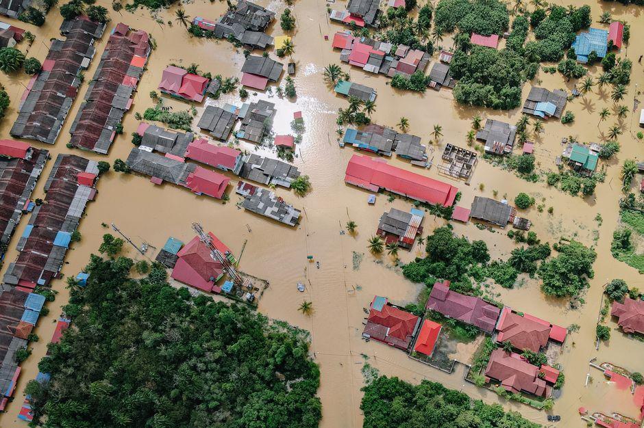 สุชาติ สั่งระดม ฮ. 2 ลำ บิน 6 เที่ยว ช่วยชาวบ้านห้วยปูด
