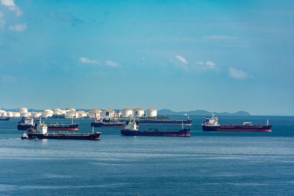 Oil prices fall on hopes Strait of Hormuz could reopen