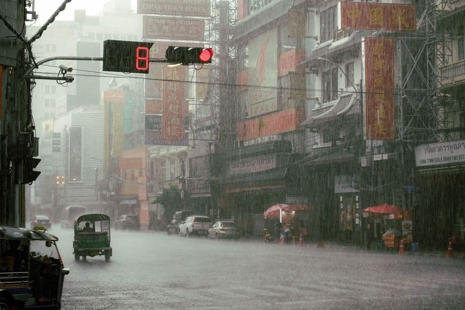 กรุงเทพฯ ประกาศภาวะภัยพิบัติหลังฝนถล่ม 48 ชม. น้ำท่วมถนน