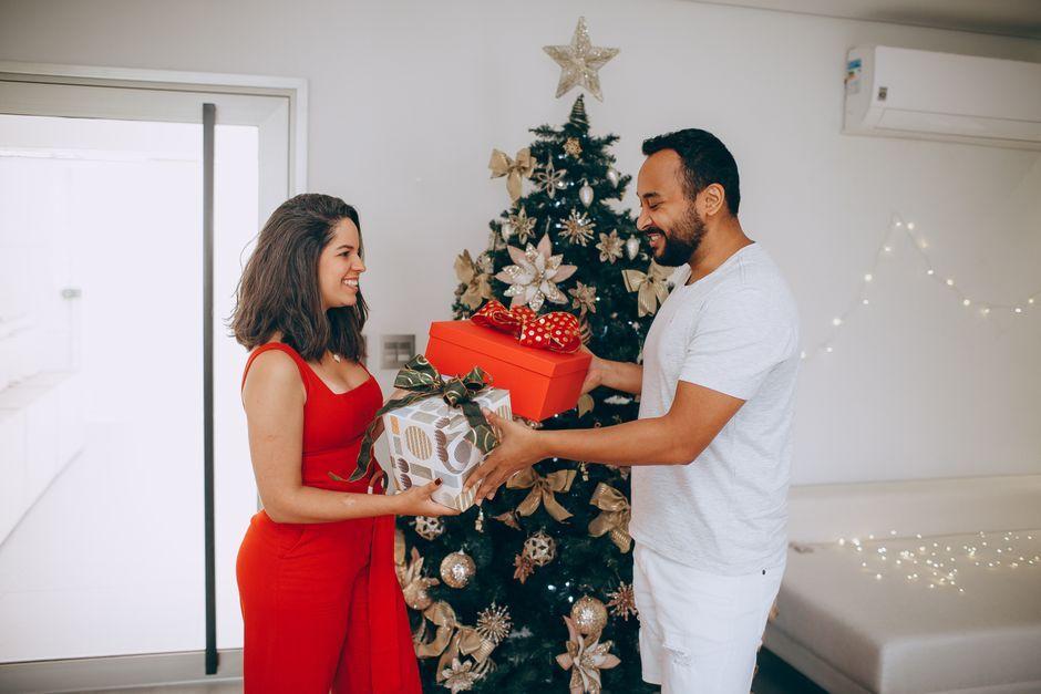 5 Relationship-Breaking Gifts to Avoid According to Tradition and Psychology