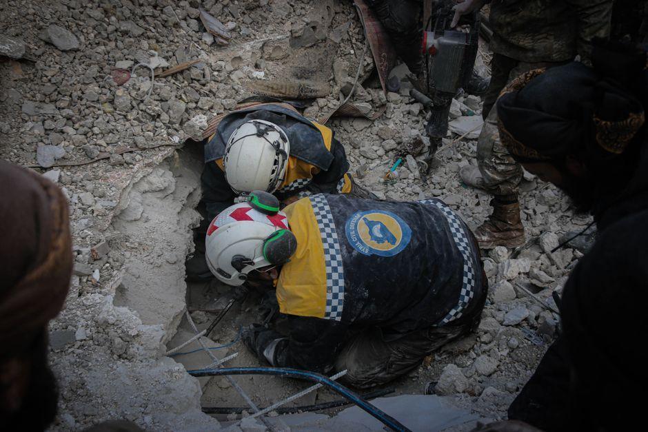 Powerful 7.7 Magnitude Earthquake Hits Indonesia, 47 Dead