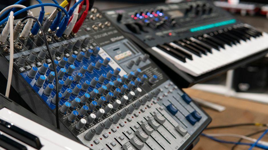 Musicians-turned-detectives hunt for AI music grifters