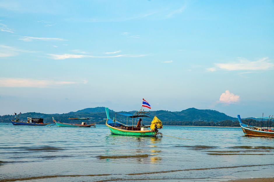 Oubat Rak Ko Sawan: Phai hypnotized to walk into the sea