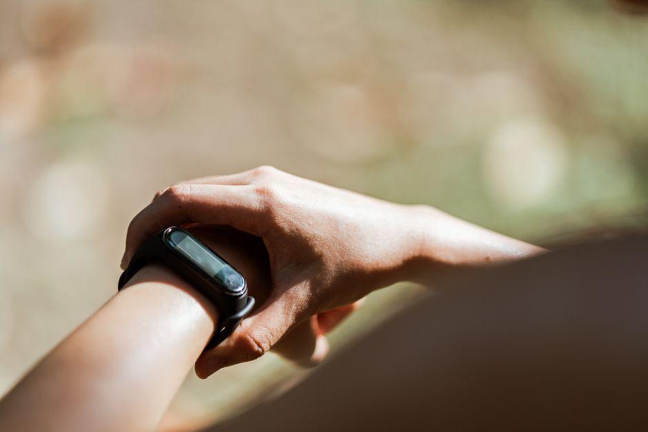เทคนิคแปะ Fitbit ไว้ที่แขน: ทำไมคนถึงทำและเวิร์กจริงไหม