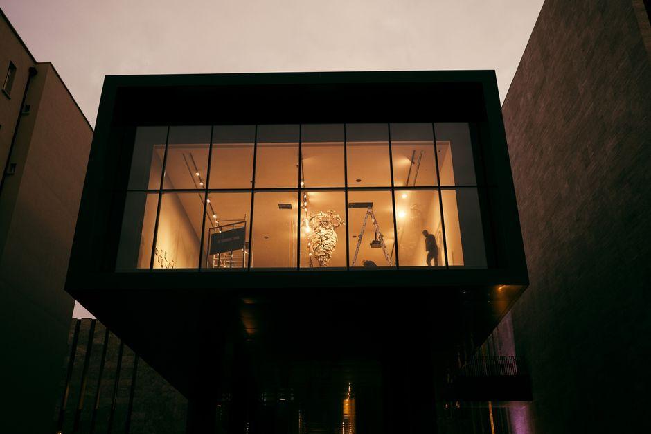 Gary Tatintsian Gallery: แกลเลอรีดูไบดีไซน์ห้องจัดแสดงสีขาว