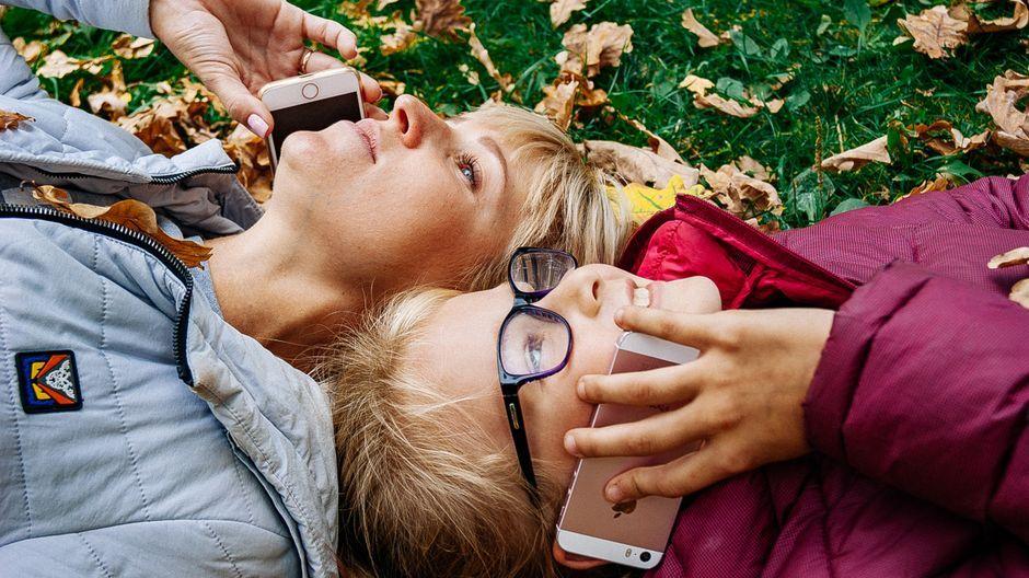 Annie Brook Shares Teekayu's Smart Reply on Using Old Phone Over iPhone