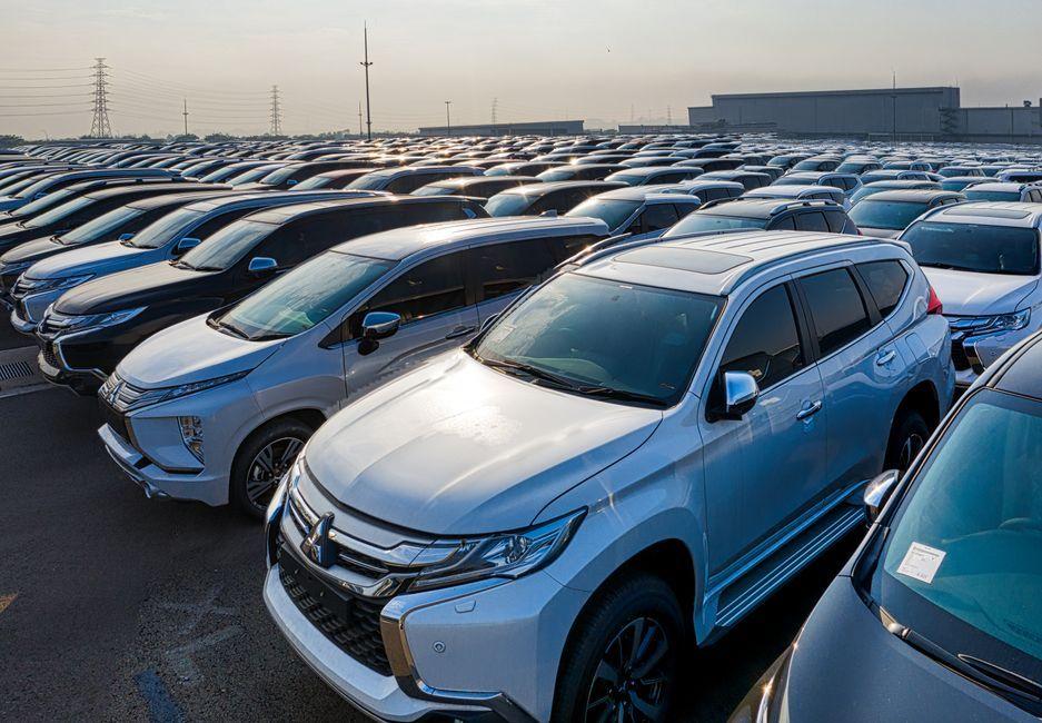 JLR Faces Major Crisis: Falling Sales & Cyber Attack Costs