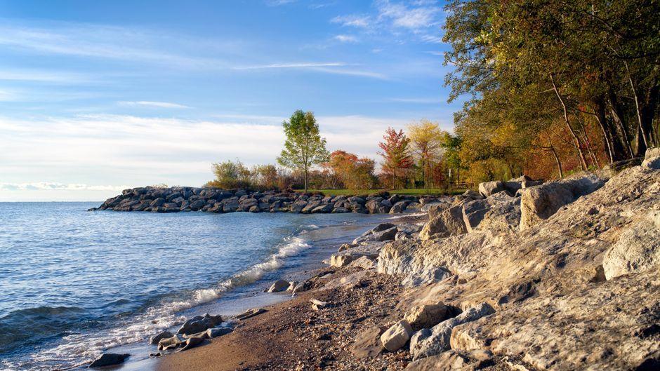 Canada installs Lake Ontario sign as US row escalates