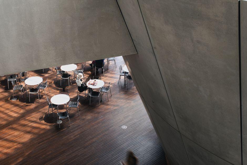 Mellow Cafe: 31-Sqm French Coffee Shop Design