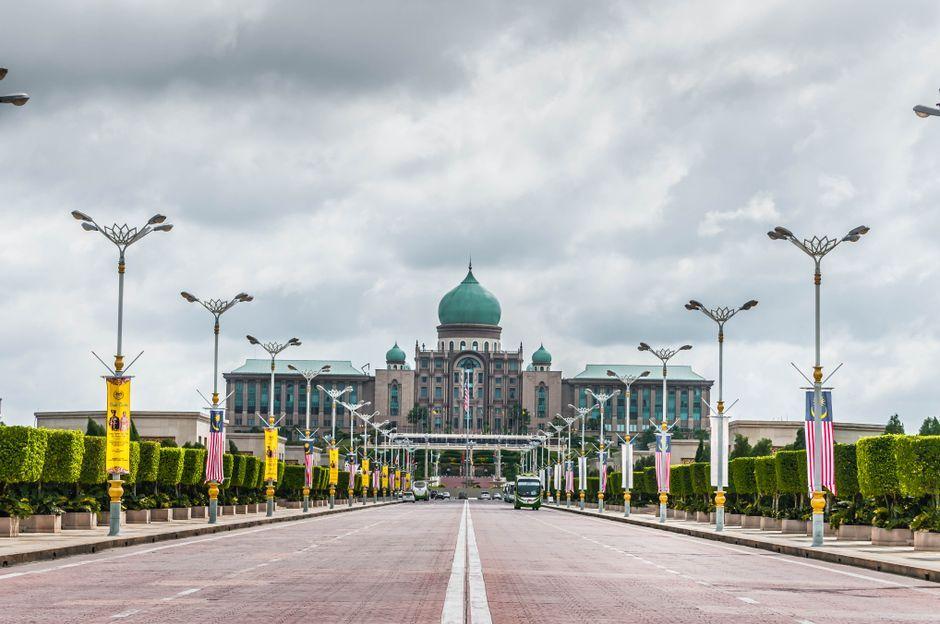 General Adul Visits Malaysia to Boost Southern Border Security