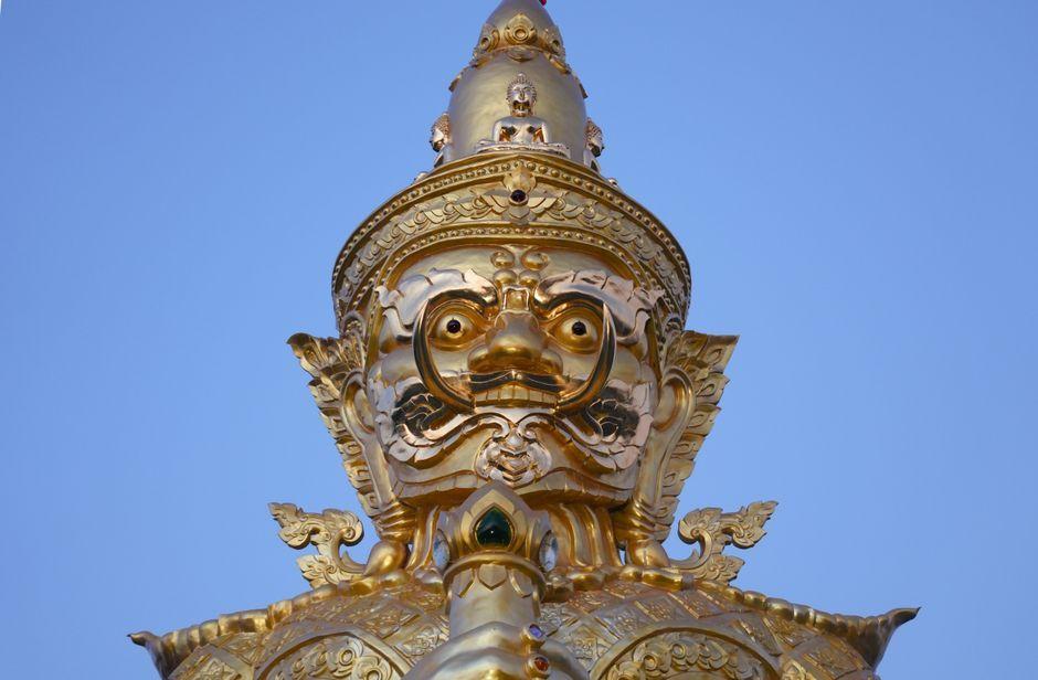 อนุทิน สักการะท้าวเวสสุวรรณ จุดธูปขอเลขเด็ด เอาฤกษ์เอาชัย