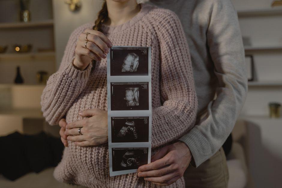 เซบาสเตียน ลี อดีตสามี ดิว อริสรา โพสต์ภาพอัลตราซาวนด์และชูนิ้วกลางปริศนา