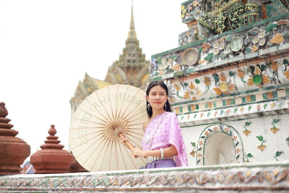 ดิว อริสรา สวมชุดไทยถ่ายรูปที่วัดปทุมวนาราม คู่ วู้ดดี้
