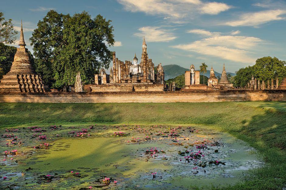ลีโอ พุฒ เผยภาพครอบครัว-เพื่อนสนิท ทำบุญบ้านเร่ร่อนอุทิศให้ เร แม๊คโดแนลด์