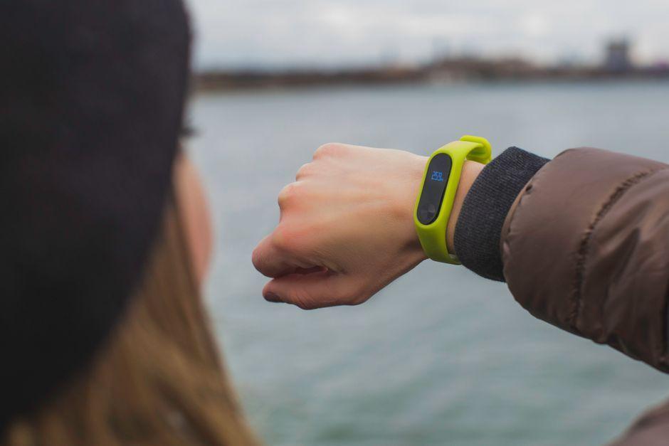The Best Fitness Trackers to Give As Gifts