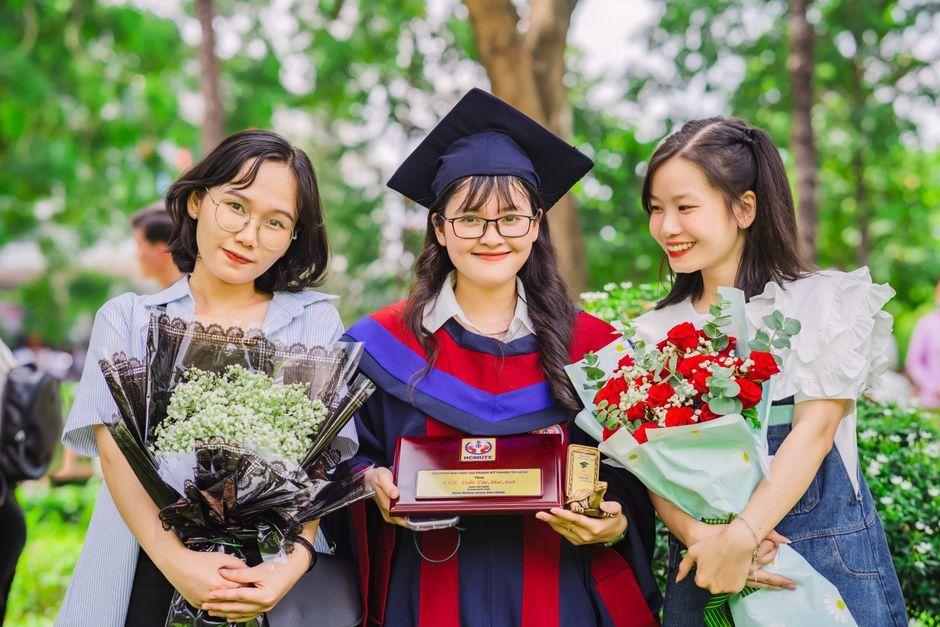 ณิชา ณัฏฐณิชา หอบช่อดอกไม้ร่วมยินดี พรีม ชนิกานต์ เรียนจบ