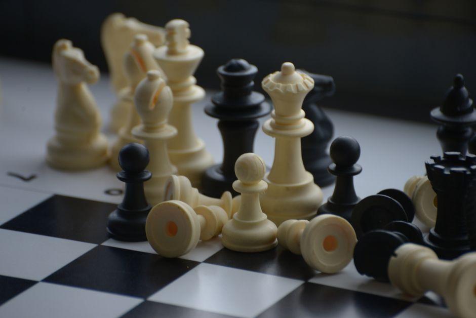 Random rewards enrich classic game-theory contests
