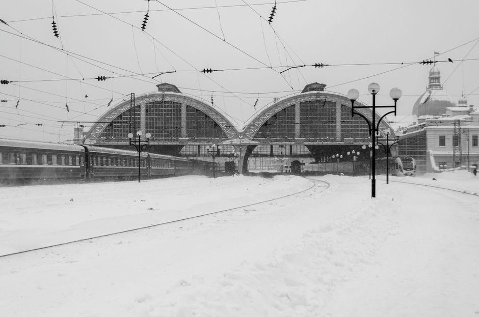 Russia strikes Ukrainian train after Boris Johnson departs