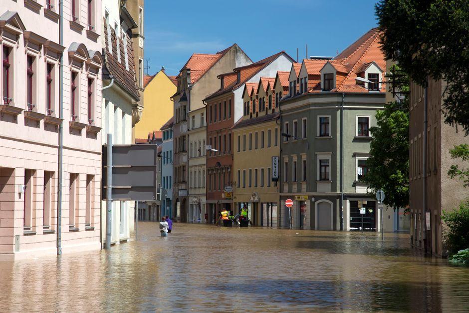 US Flash Flooding: Half-marathon disrupted and cars submerged