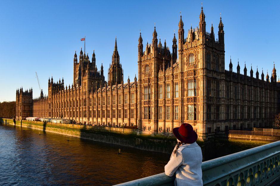 UK กำลังพิจารณาเข้าร่วมธนาคารกลาโหมโลกนำโดยแคนาดา