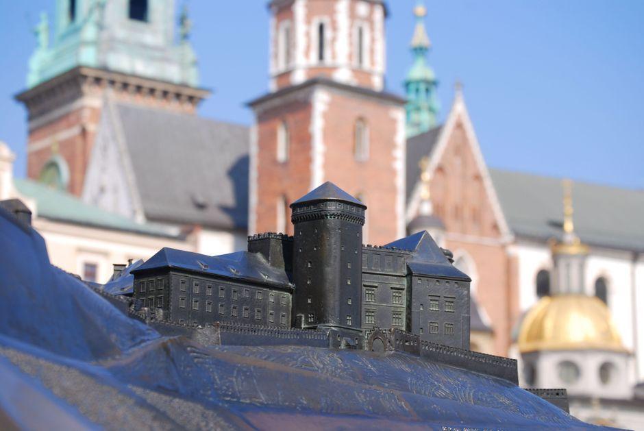 NArchitekTURA Traces a Glowing Path Through Antiquity at Wawel Royal Castle
