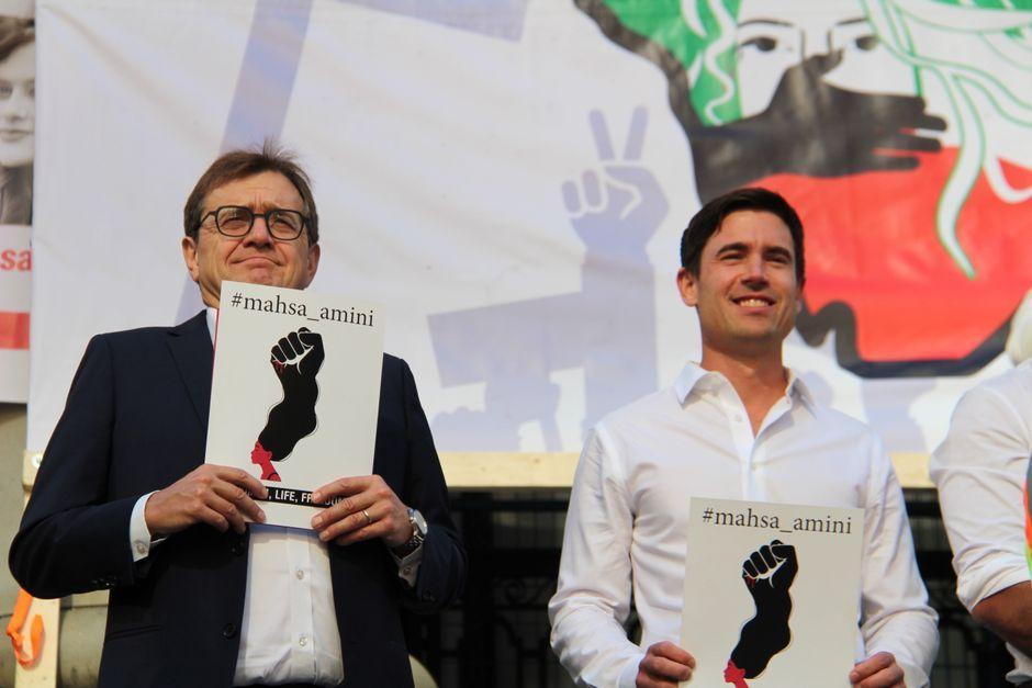 Police to take no further action against Polanski over guillotine re-post
