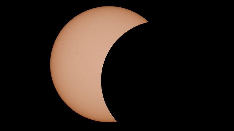 Eye Surgeon Reports Fewer Patients Seeking Treatment After UK Solar Eclipse