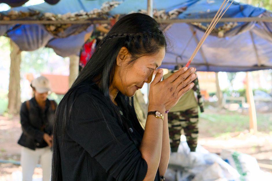 Monsit Khamsoi Visits Temple and Shares Lottery Numbers for August 1 Draw