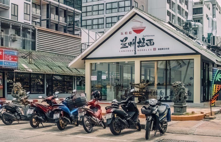 Yingcheep Misses Out on Chicken Noodles After Two Amnat Charoen Senators' Shops Temporarily Close