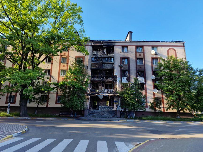 At least two dead after Russian strikes hit Kyiv