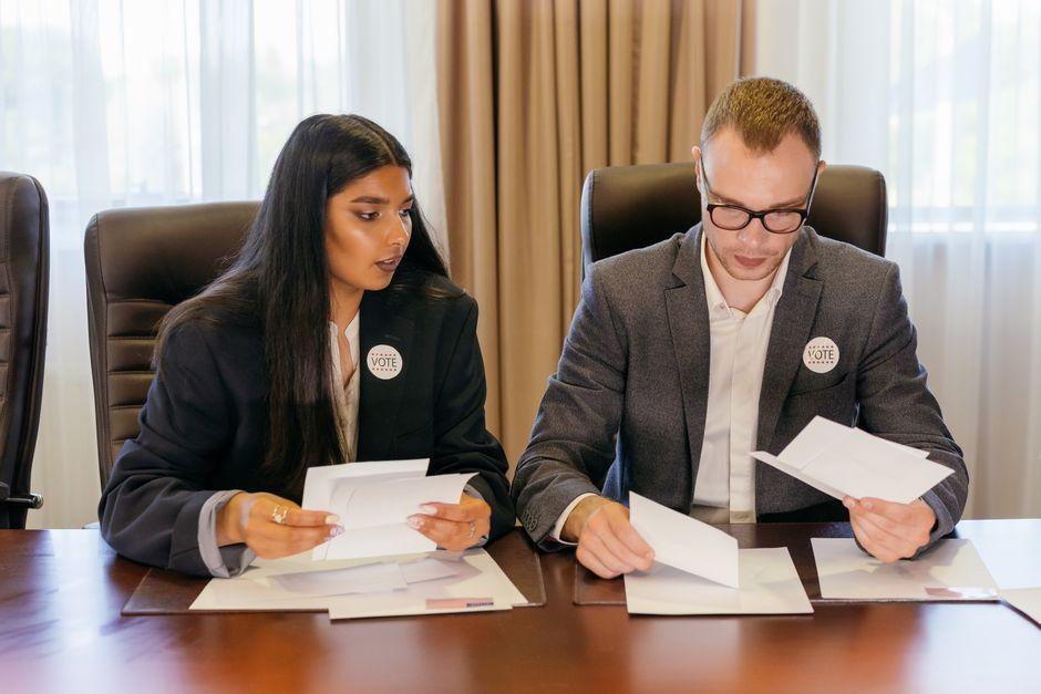 Adisorn Versifies to Tease Cozy Photo of Three Blue Party Leaders