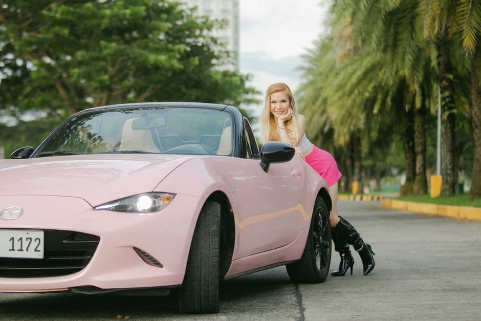 Mo Amena buys a new red-plate car, fans eye license plate