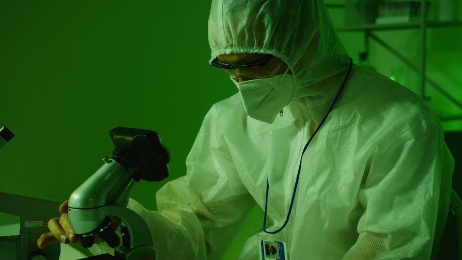 First person gets new experimental vaccine for Ebola developed in eight weeks