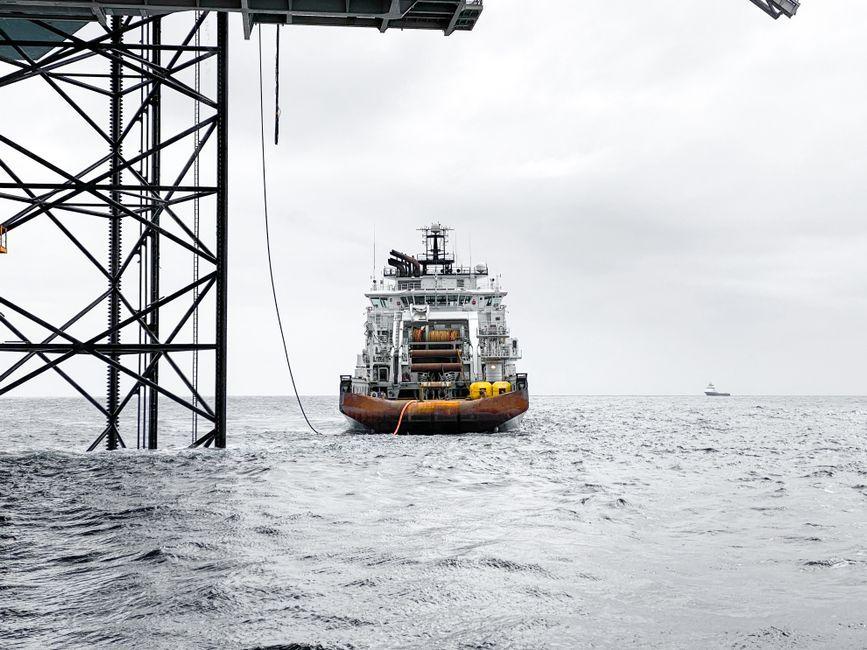 Oil prices dive over 9% as US and Iran pause military attacks
