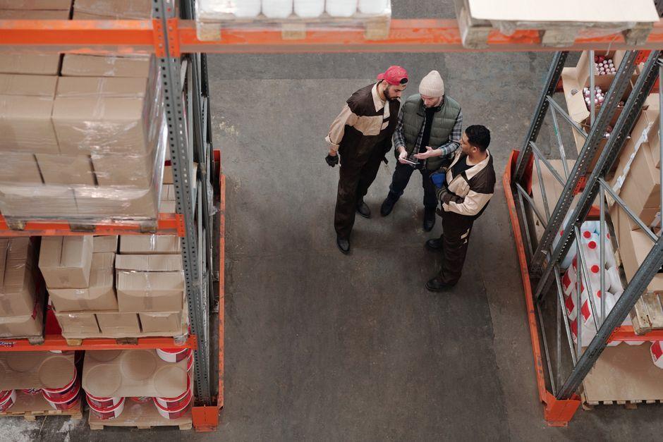 Supply Chains Detect Fast, Act Slow: How AI Agents Fix It