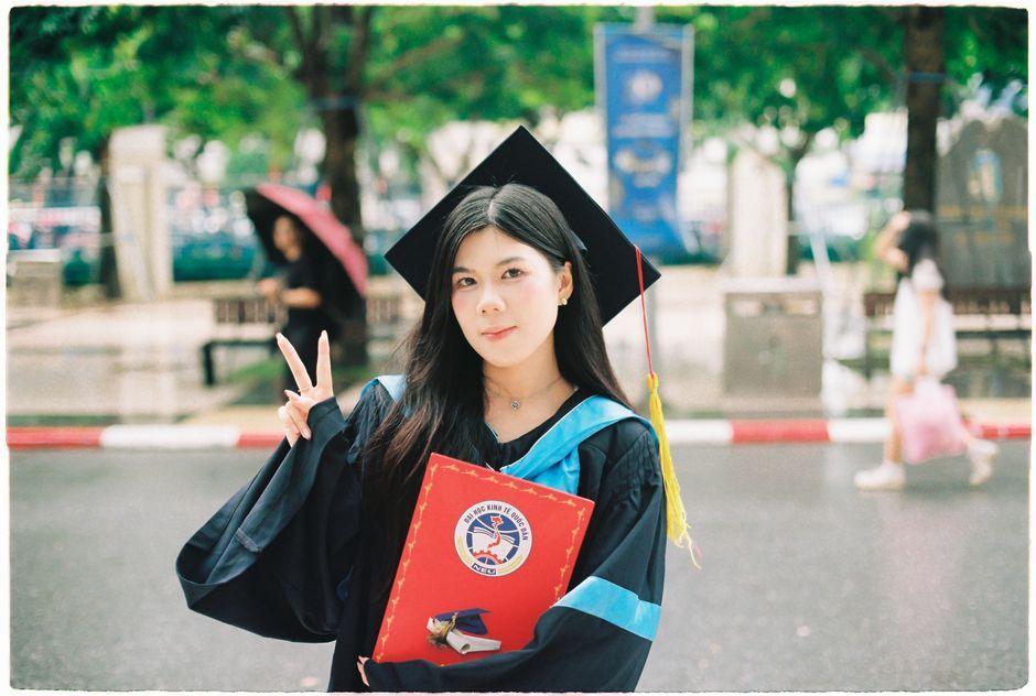 ขวัญ พิมพ์อัปสร โพสต์อาลัย ฮลุน โซโล่ รุ่นน้องรัฐศาสตร์ ชื่นชมสู้ชีวิตจากเด็กทุน