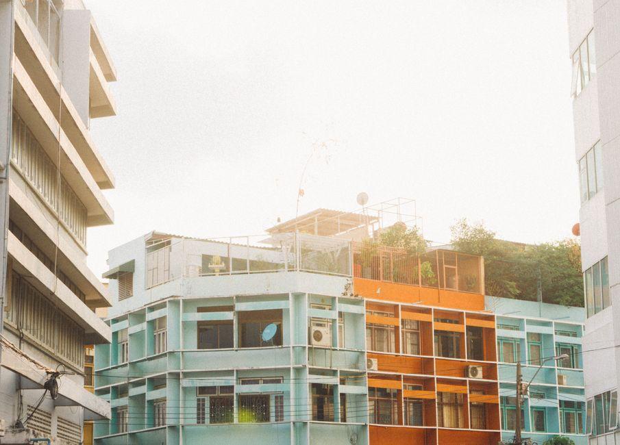 บ้าน Bhoon+ House ในกรุงเทพฯ โดดเด่นด้วยคอร์ทยาร์ดกลางบ้านและหลังคาเซาะร่อง