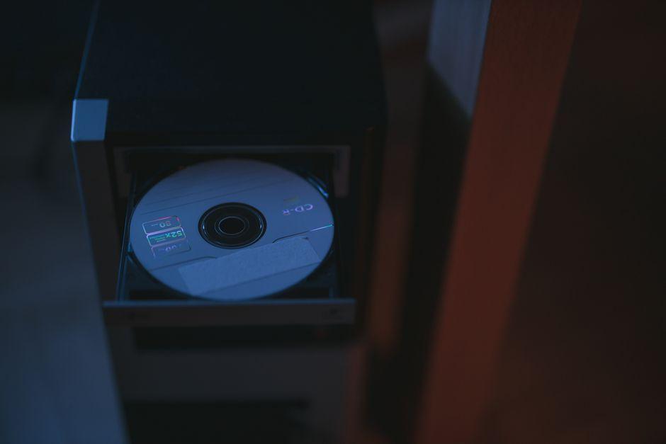 เครื่องเล่น CD ใสจาก SYITREN โชว์แผ่นหมุนและปกอัลบั้มเคลื่อนไหว