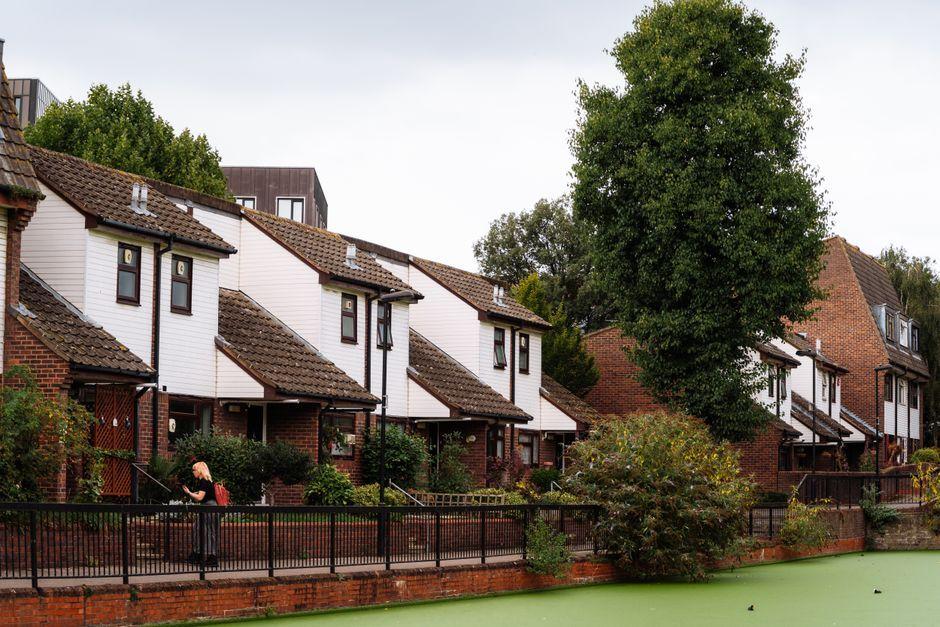 อาคารชุมชน Feltham Green Cabin ในลอนดอน โดดเด่นด้วยหลังคาไม้ทรงกรวยสามหลัง