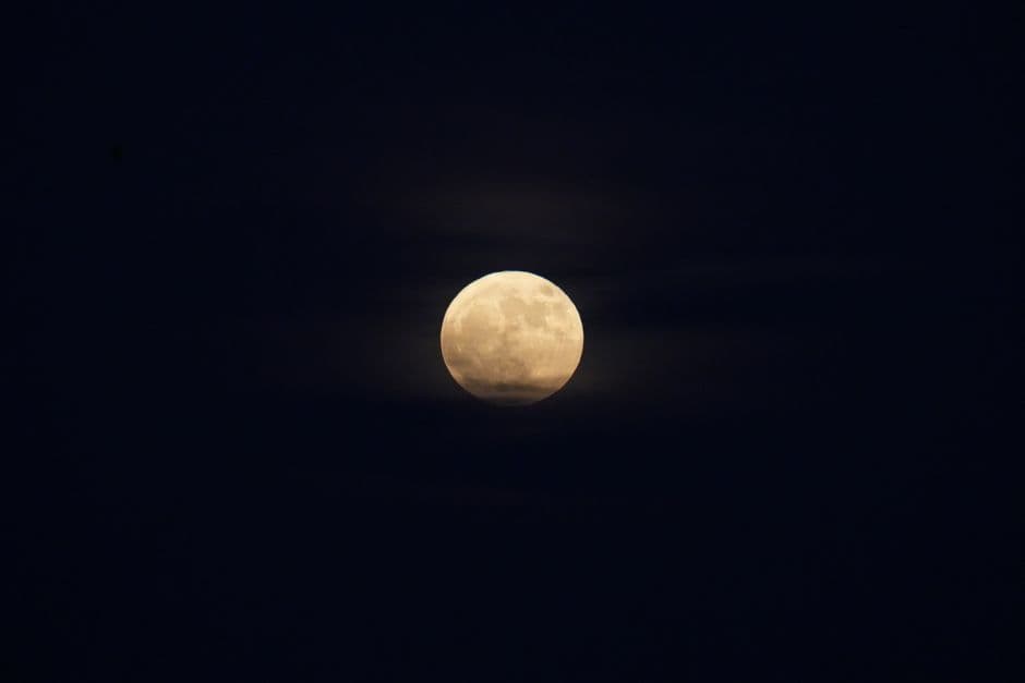 ภาพพระจันทร์ Harvest Moon ส่องสว่างทั่วท้องฟ้าสหราชอาณาจักร