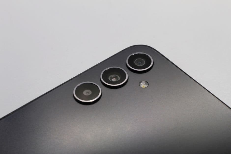 Huawei unveils Ruiying Z10 zoom lens with built-in sensor