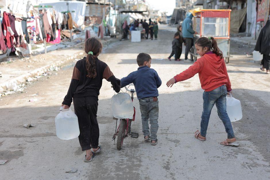 Israeli settlers besiege Palestinian families in West Bank village