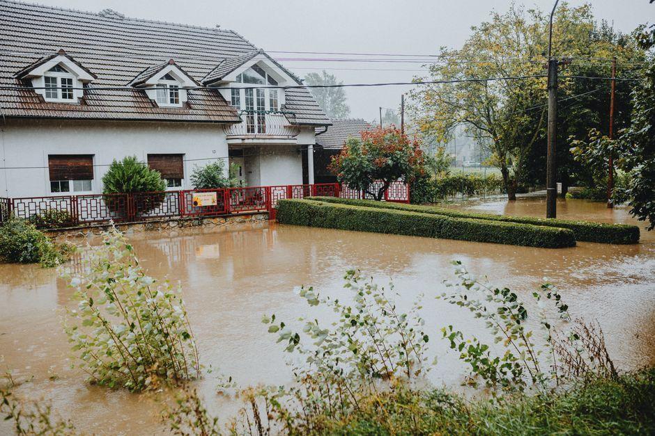 เตือนภัยน้ำท่วมฉับพลัน หลังฝนตกหนักกระหน่ำสหราชอาณาจักร