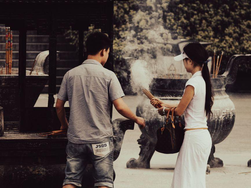 บอล เชิญยิ้ม จุดธูปขอโชคพ่อปู่ฤาษีนารอด เปิดเลขเด็ด