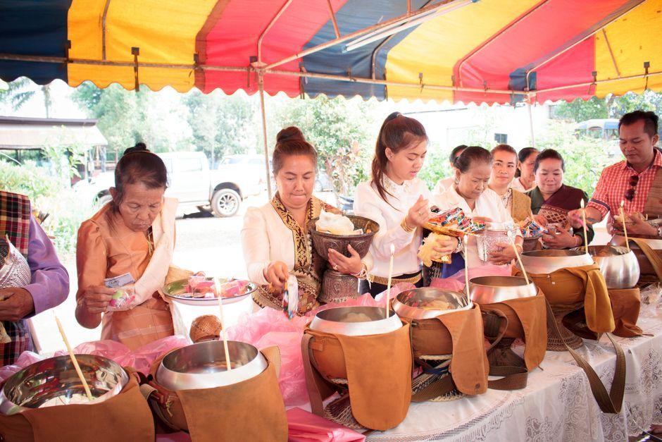 ใส่บาตรด้วยเงินสด ผิดพระวินัยจริงไหม ทำบุญอย่างไรให้ได้บุญ