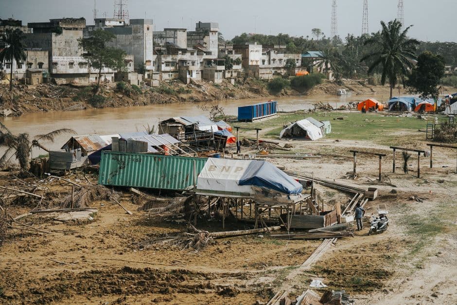 Anutin Inspects Nakhon Sawan Floods, Visits Wat Ban Kaeng