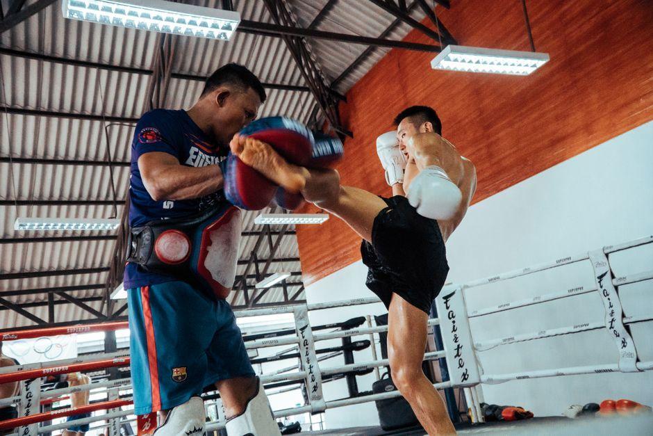 นักมวยไทย ONE ชื่อดังถูกรถตู้พุ่งชนขณะวิ่งซ้อม