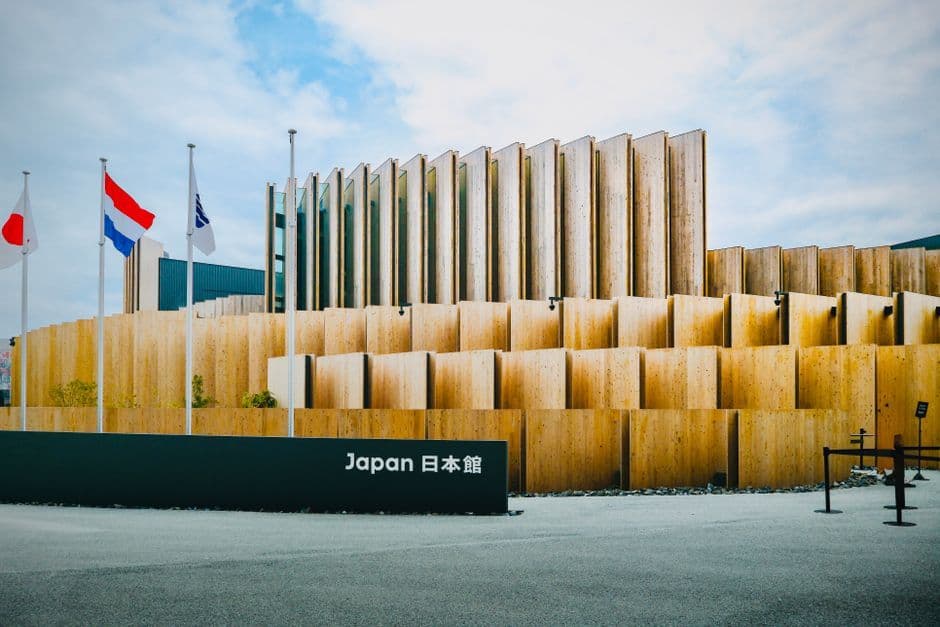 Sobokuya builds leaning timber frame office in Japan