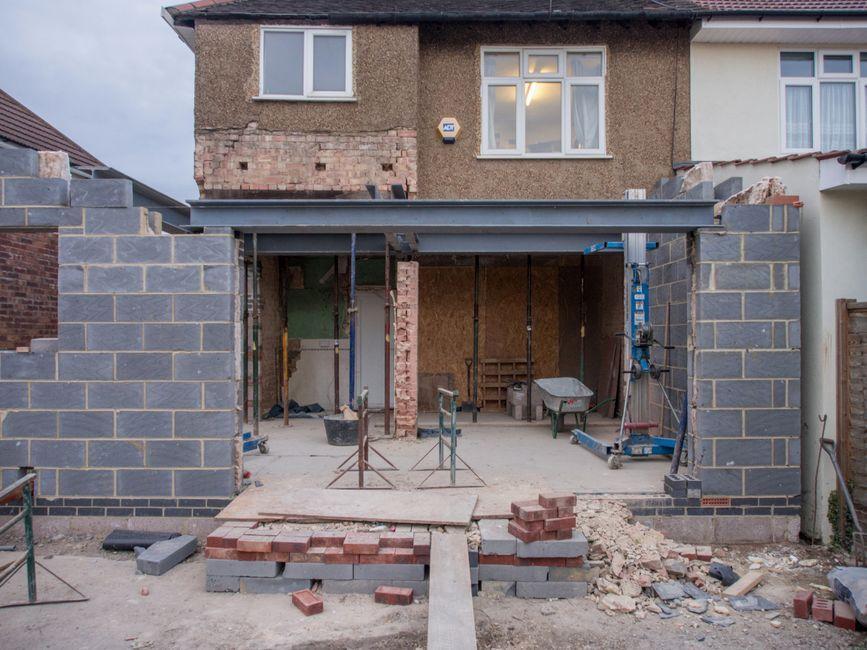 รีโนเวทบ้านวิคตอเรียนใน UK ด้วยหลังคาฟันเลื่อยและอิฐผิวสัมผัส