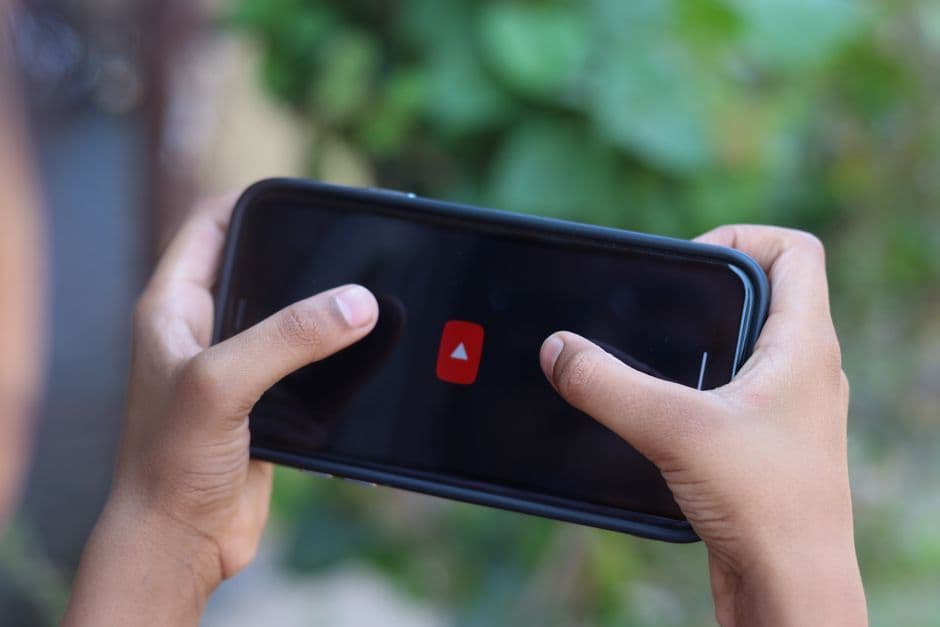 YouTube updates comments with GIFs and TV voice typing